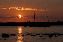 Tramonto sulla marina di Grand Baie a Mauritius - I colori del tramonto si riflettono sulle acque dell'oceano Indiano rendendo l'atmosfera di questo angolo di paradiso tropicale ancora ...