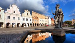 Tramonto sulla piazza di Telc, Repubblica Ceca. Dal 1992 l'Unesco l'ha insignita del prestigioso riconoscimento di patrimonio dell'umanità - © Daniel Prudek / Shutterstock.com ...