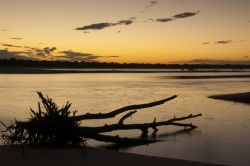 Tramonto sulla spiaggia a Mackay, Australia. Per chi è alla ricerca di un luogo dalla natura ancora incontaminata questo angolo di Queensland è da non perdere.

