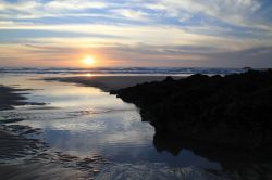 Tramonto sulla spiaggia di Amoreira a Aljezur, Portogallo. Nel parco naturale del Sud Est Alentejano e Costa Vicentina, nel territorio dell'Algarve, si trova una delle spiagge più ...