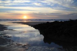 Tramonto sulla spiaggia di Amoreira a Aljezur, Portogallo. Nel parco naturale del Sud Est Alentejano e Costa Vicentina, nel territorio dell'Algarve, si trova una delle spiagge più ...