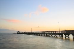 Tramonto sulla spiaggia di Biloxi, Mississipi, lungo la costa del golfo del Messico.



