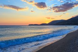 Tramonto sulla spiaggia di Borsh in Albania