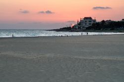 Tramonto sulla spiaggia di Donnalucata in Sicilia, provincia di Ragusa