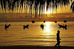 Un suggestivo tramonto sulla spiaggia di Koh Tao, Thailandia. Questa perla thailandese è nota anche come "isola tartaruga" per via della presenza di molte testuggini marine ...