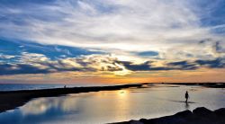 Tramonto sulla spiaggia di Piemanson vicino ad Arles in Camargue