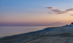 Tramonto sulla spiaggia libera di Bova Marina in Calabria