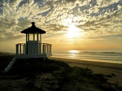 Tramonto sulla spiaggia marocchina di Mazagan, El Jadida. Nei pressi dell'antica città fortificata costruita dai portoghesi nel XVI° secolo, sorge un nuovo polo del divertimento, ...