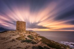 Tramonto sulla torre genovese di Punta Spanu, vicino a Lumio, Corsica.


