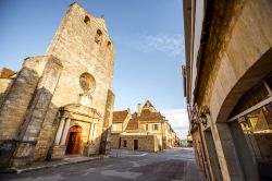 Tramonto sulla vecchia chiesa di Domme e sul Municipio, Dordogna, Francia. Questo villaggio è uno dei borghi più belli di Francia.

