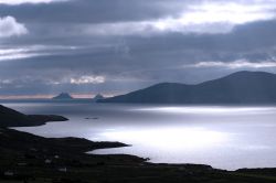 Tramonto sulle coste irlandesi con le isole Skellig sullo sfondo