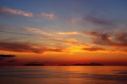Tramonto sulle isole Eolie, Sicilia - I colori del tramonto creano uno spettacolo naturale incredibile riflettendosi sulle acque del Tirreno © avilon / Shutterstock.com