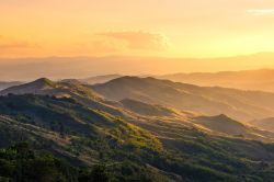 Tramonto sulle montagne a Doi Chang, Chiang Rai, Thailandia - © structuresxx / Shutterstock.com