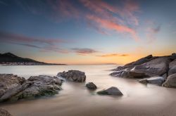 Tramonto sulle rocce nella spiaggia di Algajola, Corsica. Questo piccolo villaggio fortificato è una meta vacanziera scelta da francesi e anche da italiani che vedono in Algajola una ...