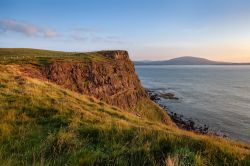 Tramonto sulle scogliere dell'isola di Rathlin, Irlanda del Nord.
