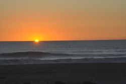 Tramonto sull'Oceano Atlantico a Nazaré in Portogallo.