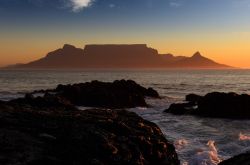 Tramonto di Table Mountain, Città del Capo (Sudafrica) - Di solito le montagne si trovano a margine di una città, ma non è il caso di Table Mountain. Inglobata nel cuore ...