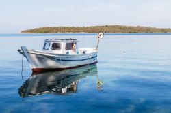 La tranquilla baia di Loviste, penisola di Peljesac, Croazia. Una bella immagine autunnale di questa baia che vanta tradizioni marinare centenarie: è infatti una penisola di capitani ...