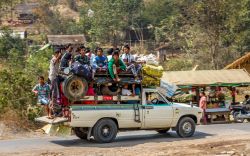 Trasporti pubblici a Bagan, Myanmar. All'interno del veicolo ma anche sul portapacchi: per spostarsi a Bagan ci si organizza così, merci e persone tutti assieme - © jakubtravelphoto ...
