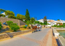 Trasporto a cavallo sull'isola di Spetses, Golfo Saronico, Grecia. Qui il trasporto pubblico è fornito solo da carrozze trainate da cavalli: anche per via delle piccole dimensioni ...