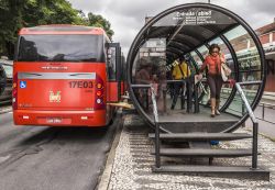Trasporto pubblico a Curitiba, Brasile. Le caratteristiche pensiline dei bus sono uno dei simboli della città nello stato del Paranà e rappresentano un vero e proprio modello per ...