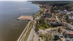 Un tratto del litorale di Juodkranté visto dall'alto, Lituania. La cittadina offre suggestivi scorci panoramici sul Mar Baltico.



