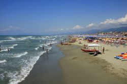 Un tratto del litorale di Lido di Camaiore, Toscana. La splendida sabbia dorata che si estende per 4 chilometri è bagnata dal Mar Ligure.
