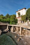 Un tratto della costa di Lovran con la passeggiata lungomare fotografate alla mattina, Croazia.



