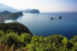 Un tratto della costa fra Budva e Bar, Montenegro. Nella baia ci sono due isolette chiamate  Katic e Sveta Nedjelja - © ollirg / Shutterstock.com