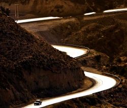 Un tratto della Strada dei re vista dalla cima del castello di Karak, Giordania. La suggestiva strada che da Amman giunge a Petra è un saliscendi continuo lungo 280 chilometri. Dal castello ...