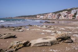 Tratto di litorale del Marocco, nei pressi di Taghazout. Rocce e sabbia rendono la spiaggia di questo villaggio a nord di Agadir una delle più apprezzate mete balneari del Marocco atlantico.

 ...