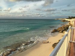 Un tratto di litorale sabbioso a Bimini, Bahamas. Nei secoli scorsi l'isola era utilizzata dai pirati che cercavano di appropriarsi delle navi spagnole che viaggiavano dal Sud America all'Europa.
 ...