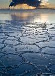 Un tratto di mare ghiacciato a Halifax con sullo sfondo il fumo di una centrale idroelettrica, Nuova Scozia, Canada.

