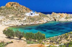 Tratto di spiaggia a Serifos, Grecia. Acque trasparenti e cristalline lambiscono la costa di Serifos, una delle isole meno conosciute delle Cicladi - © leoks / Shutterstock.com