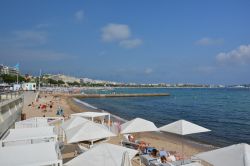 Un tratto di spiaggia del litorale di Cannes di fronte all'hotel Majestic Barrière, Costa Azzurra.



