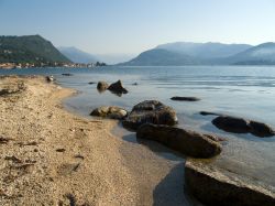 Un tratto di spiaggia sul lago d'Orta, Piemonte. Che siano di sabbia oppure tappeti erbosi o ancora formate da ciottoli, le spiagge che si affacciano sul questo lago sono ideali per un tuffo ...