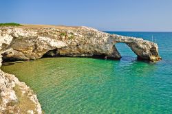 Tratto roccioso del Gargano nei pressi di baia Sfinale in Puglia