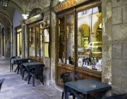 Trattoria in centro a Parma sotto ad un portico - © Steve Sidepiece / Shutterstock.com 