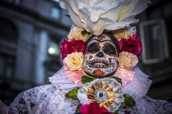 Partecipante alla sfilata proposta a Città del Messico per celebrare i defunti nel Giorno dei Morti.
