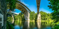 Tre enormi ponti sul fiume Iller nella città di Kempten, Germania.

