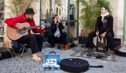 Tre musicisti di strada a Uzes, Francia. Sono centinaia gli artisti che ogni giorno si esibiscono nelle vie delle cittadine francesi - © Elena Dijour / Shutterstock.com