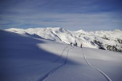 Tre sciatori camminano sulla neve fresca nei pressi di Sillian, Austria - © Alessandro Zappalorto / Shutterstock.com
