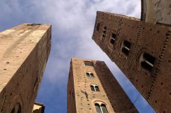 Tre torri del centro storico di Albenga, Liguria. Edificate per lo più nel corso del XIII° secolo a fianco di residenze nobiliari, le torri di Albenga assieme ai suoi campanili svettano ...