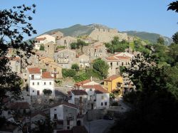 Il borgo ed il castello di Trecchina in Basilicata. La cittadina si trova ad una altitudine di 500 metri sul livello del mare, ma le montagne che la circondano sfiorano un'altezza di 1500 ...