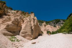 Trekking lungo il sentiero delle Lame Rosse di Fiastra. Regione Marche, Monti Sibillini