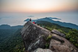 Trekking sul Pico do Papagaio a Ilha Grande, stato di Rio de Janeiro, Brasile.
