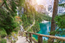 Trekking sulle rive del Lago di Braies, tra le Dolomiti della Val Pusteria - © Barat Roland / Shutterstock.com