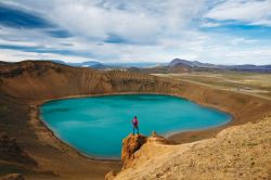 Trekking tra i paesaggi della valle Leirhnjukur, lago Myvatn in Islanda