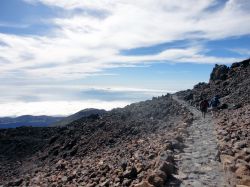 Da quota 3.500 sul Pico del Teide un ulteriore sentiero consente di raggiungere il cratere vulcanico posto a 3.718 metri di altitudine. Isola di Tenerife, Canarie (Spagna).