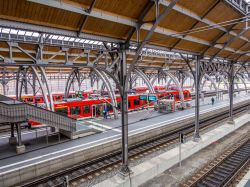 Treni e binari della stazione di Lubecca, Germania. Chiusa dai bracci della Trave e del Wakenitz, Lubecca è stata nel Medioevo il più importante centro commerciale del Baltico ...